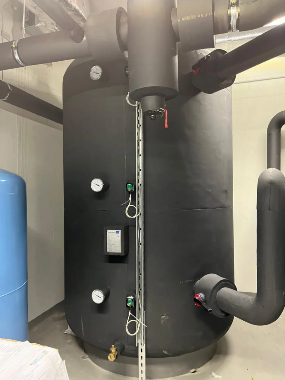 Isolierter Pufferspeicher bzw. Behälter mit schwarzer Dämmung